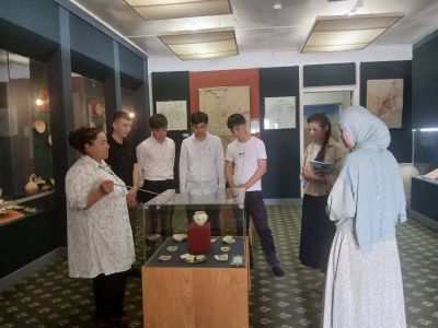 Бўлажак археологлар Пойкент сирлари билан танишдилар.