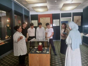 Бўлажак археологлар Пойкент сирлари билан танишдилар.